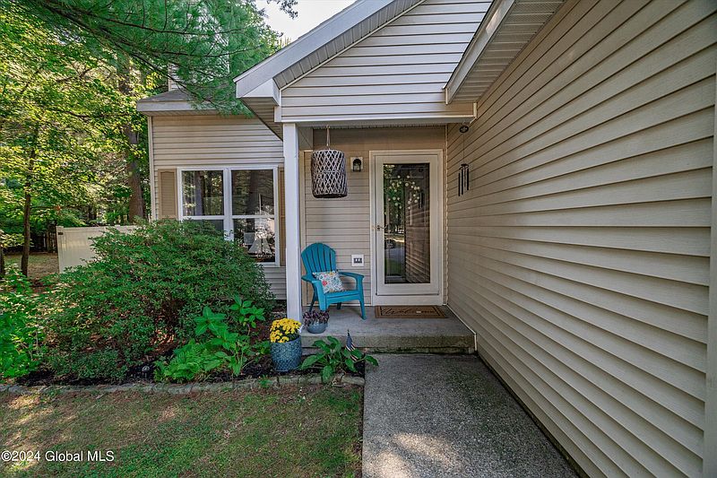 3rd image of 290 Meadowlark Drive