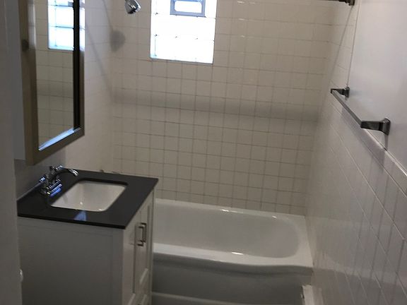 4th image of 5323 N Rockwell St #2N