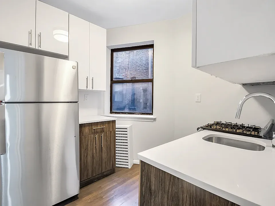 414 W 49th St #4D