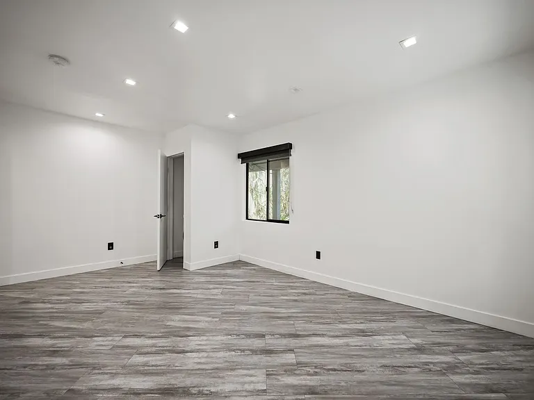 230 S Carondelet St — Photo 27