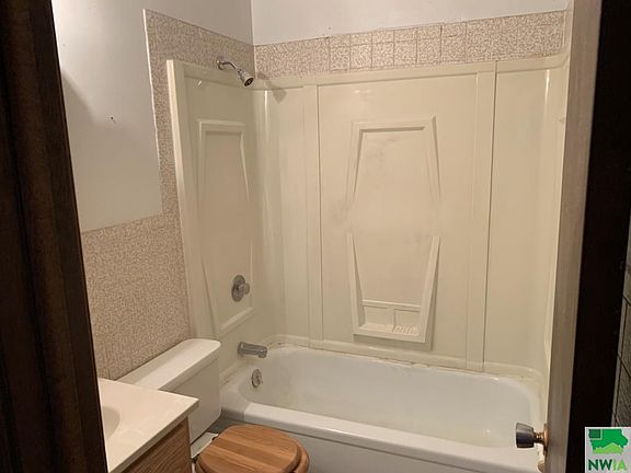 5th image of 1009 B St