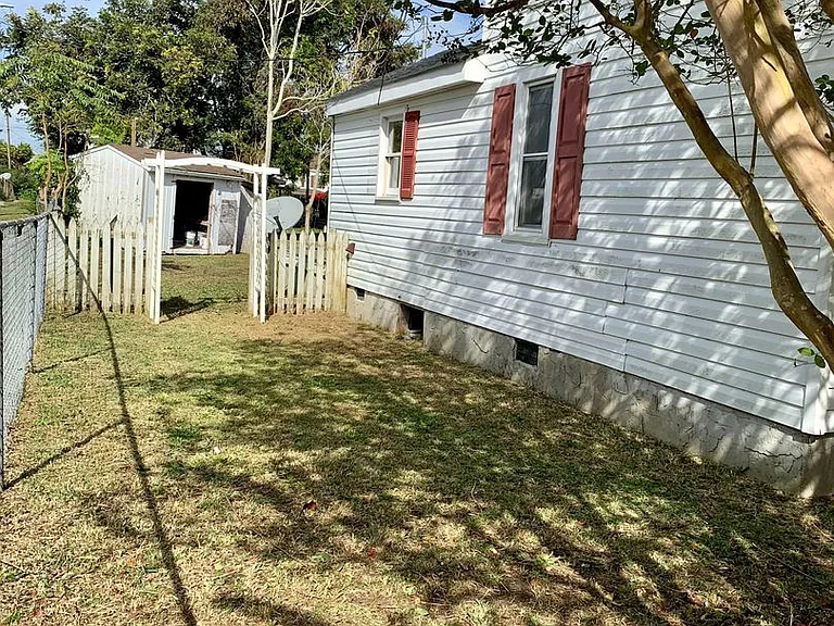 1002 Fisher St — Photo 9