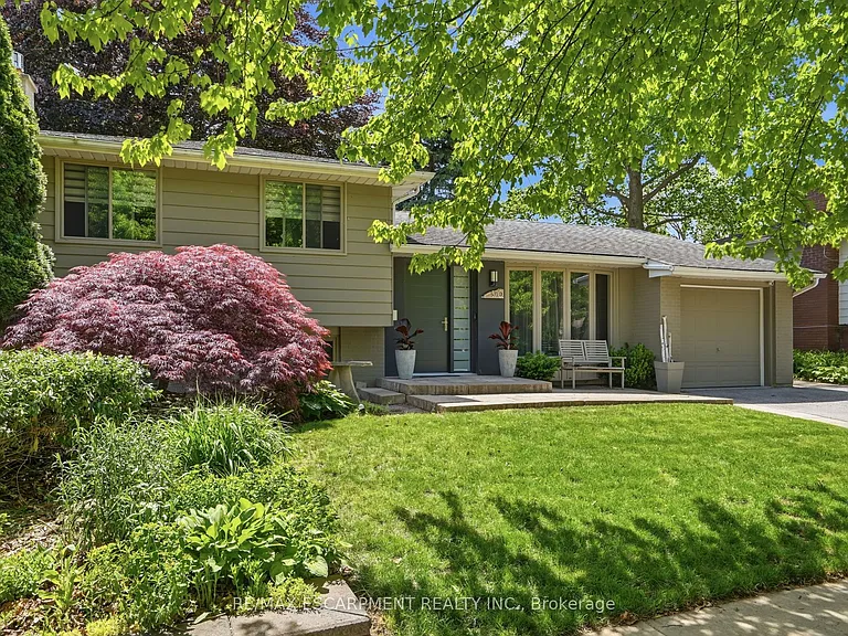 570 Rosedale Cres — Photo 2