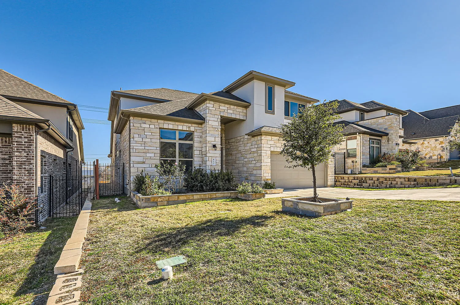 4 bed, 3.5 bath, 3097 sqft, $9,234 — Photo 2