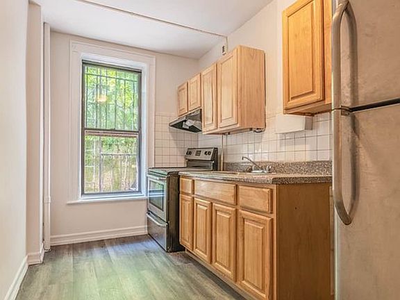 3rd image of 384 Saint Johns Pl APT 1L