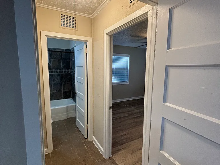 Master suite w/ separate bathroom