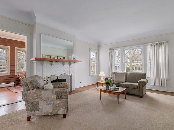 4th image of 215 S Brainard Ave