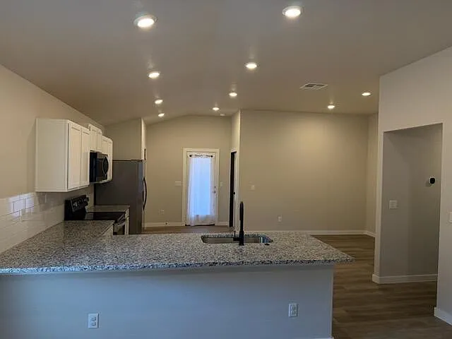 3 bed, 2.0 bath, 1550 sqft, $2,450 — Photo 3