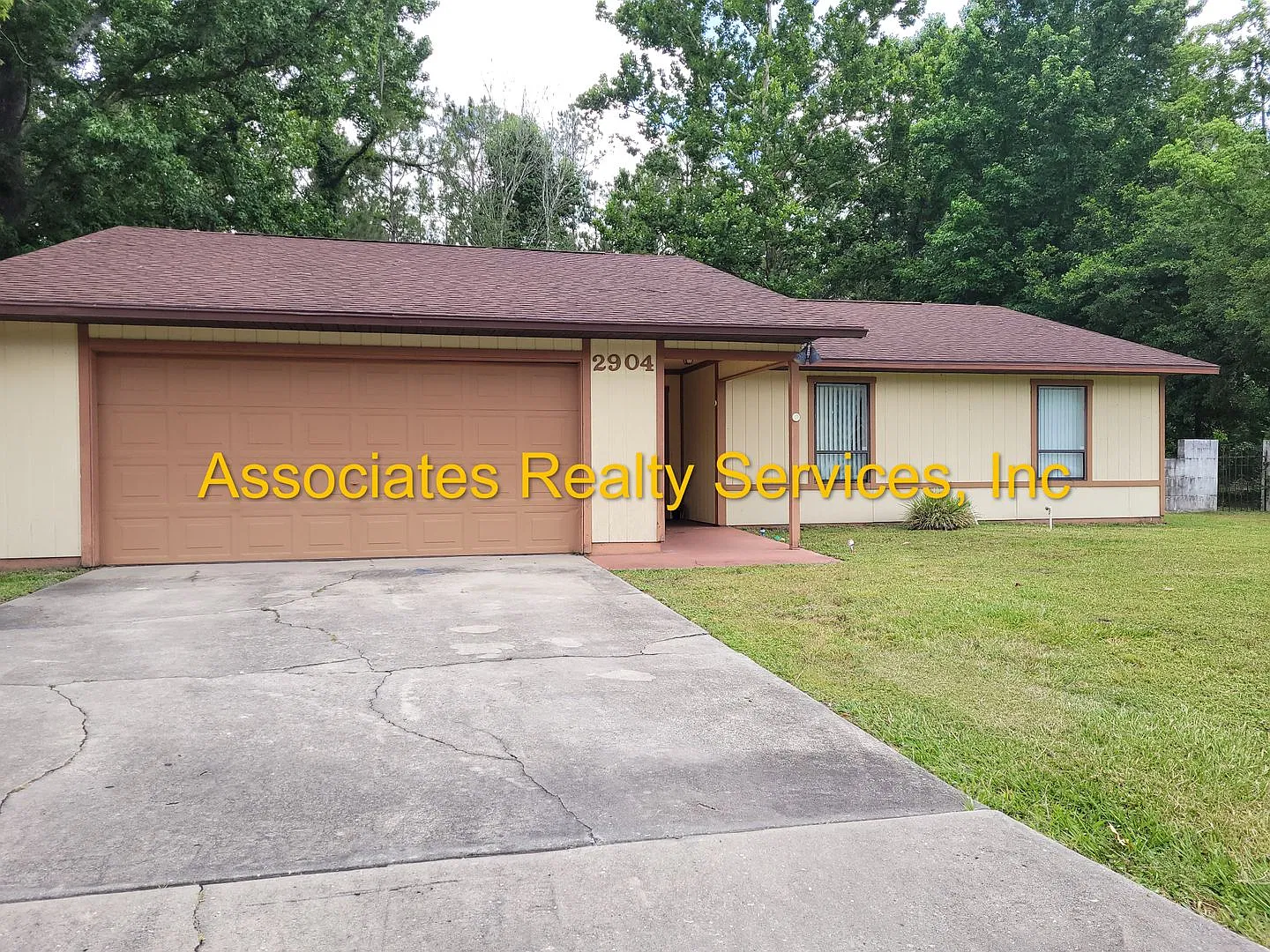 Nice 3 bedroom House! Great for families! Must see! — Photo 2