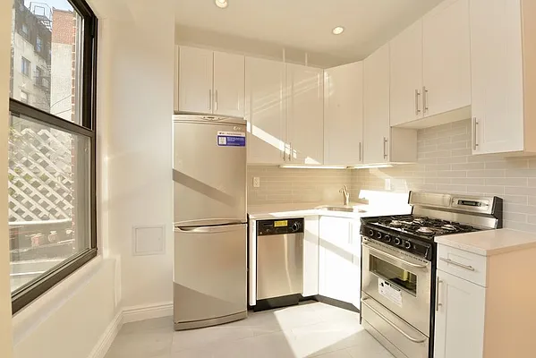 Rented by SR8 REALTY LLC | media 18