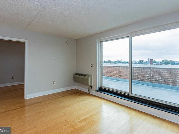 4th image of 200 Lombard St #823