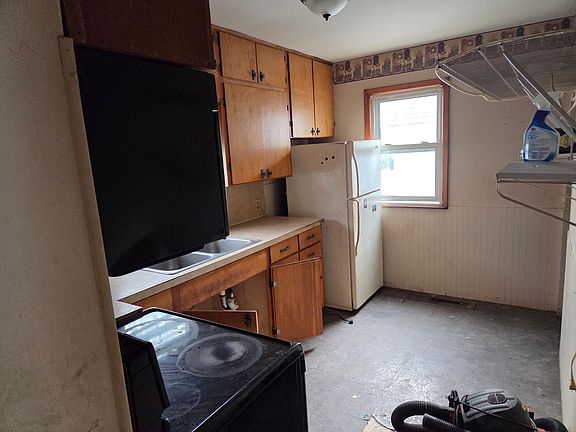 5th image of 404 SE Pleasant St