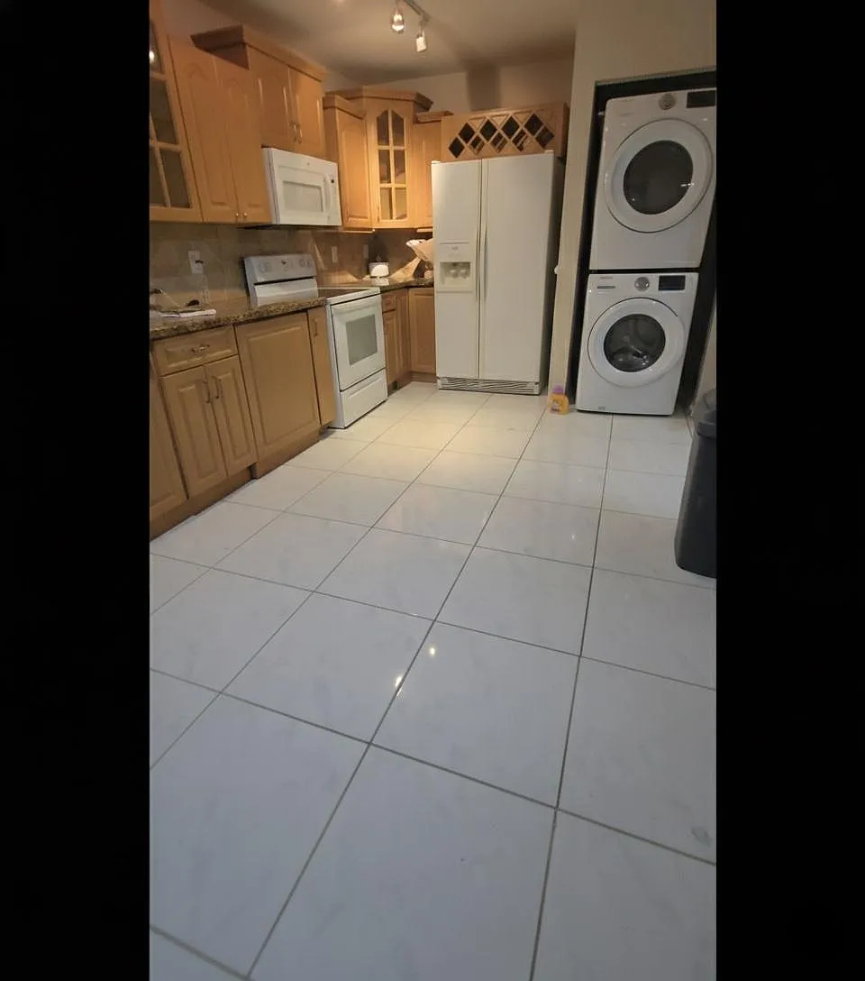 4 bed, 3.0 bath, 2400 sqft, $1,274 — Photo 3