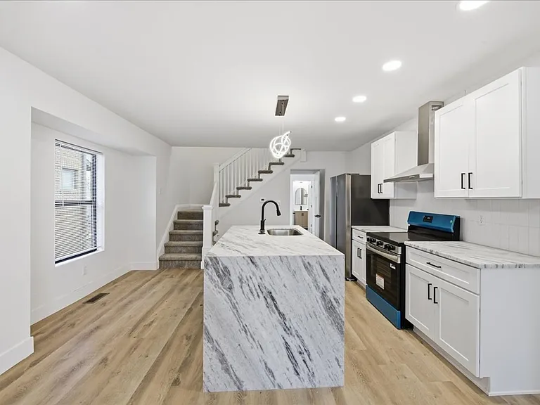 1036 N Parker Ave — Photo 7