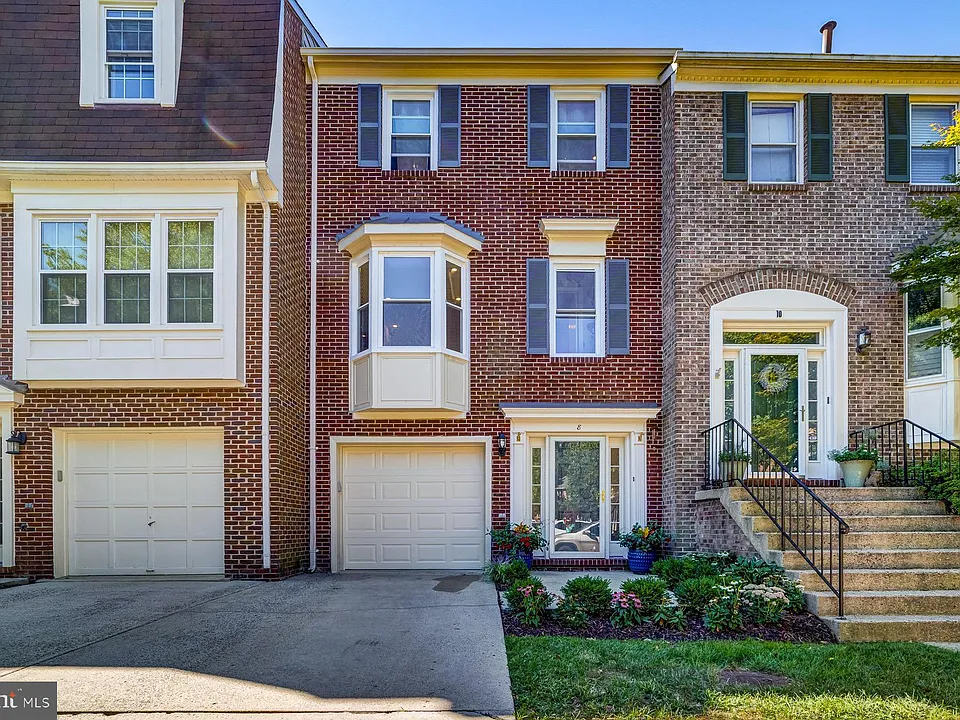 8 Carriage House Cir
