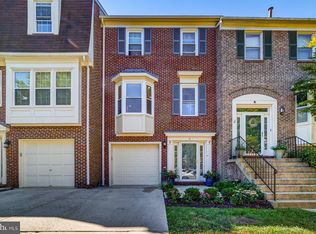 8 Carriage House Cir, Alexandria, VA 22304