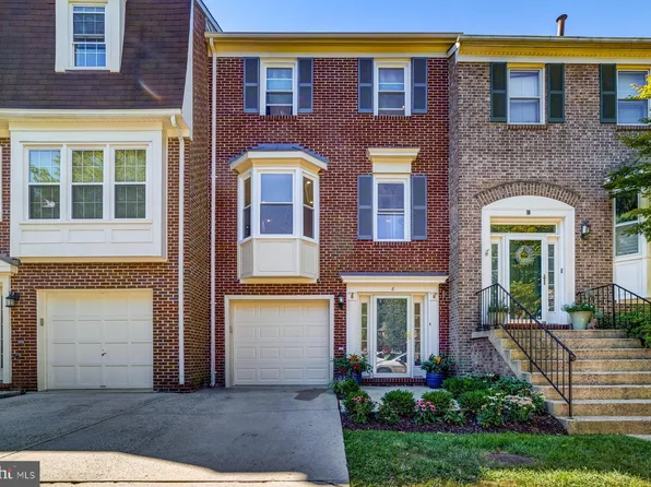 8 Carriage House Cir, Alexandria, VA 22304