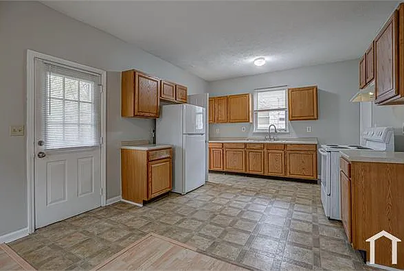 1915 Woodlawn Ave — Photo 3