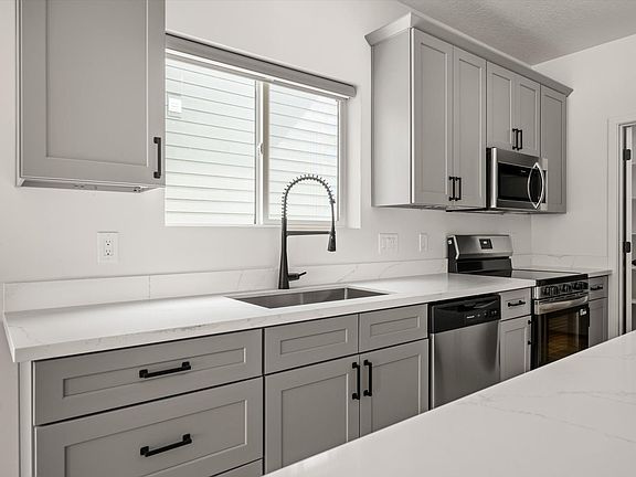 5th image of 4433 S Garden Dr