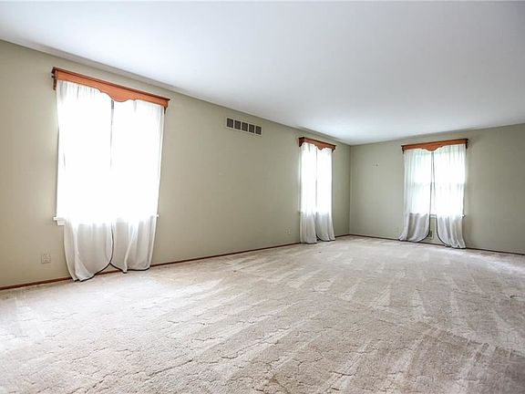 3rd image of 233 Valley Green Dr