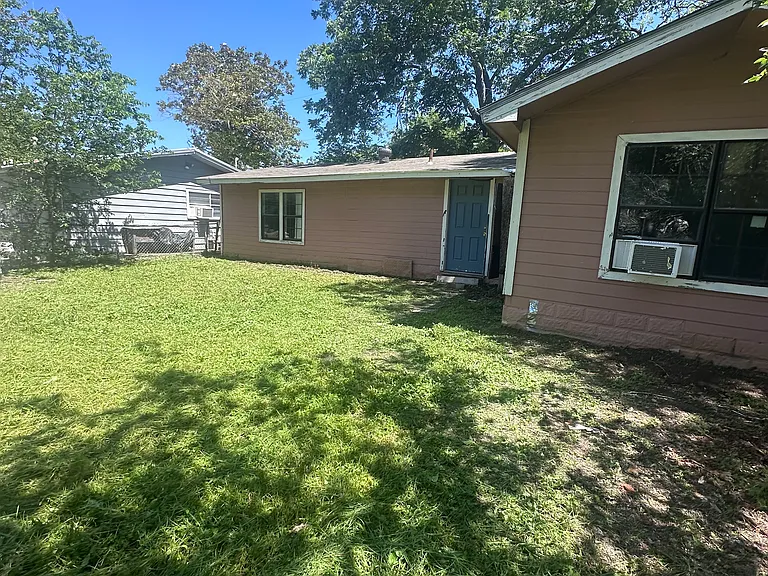 929 Anderson St — Photo 3