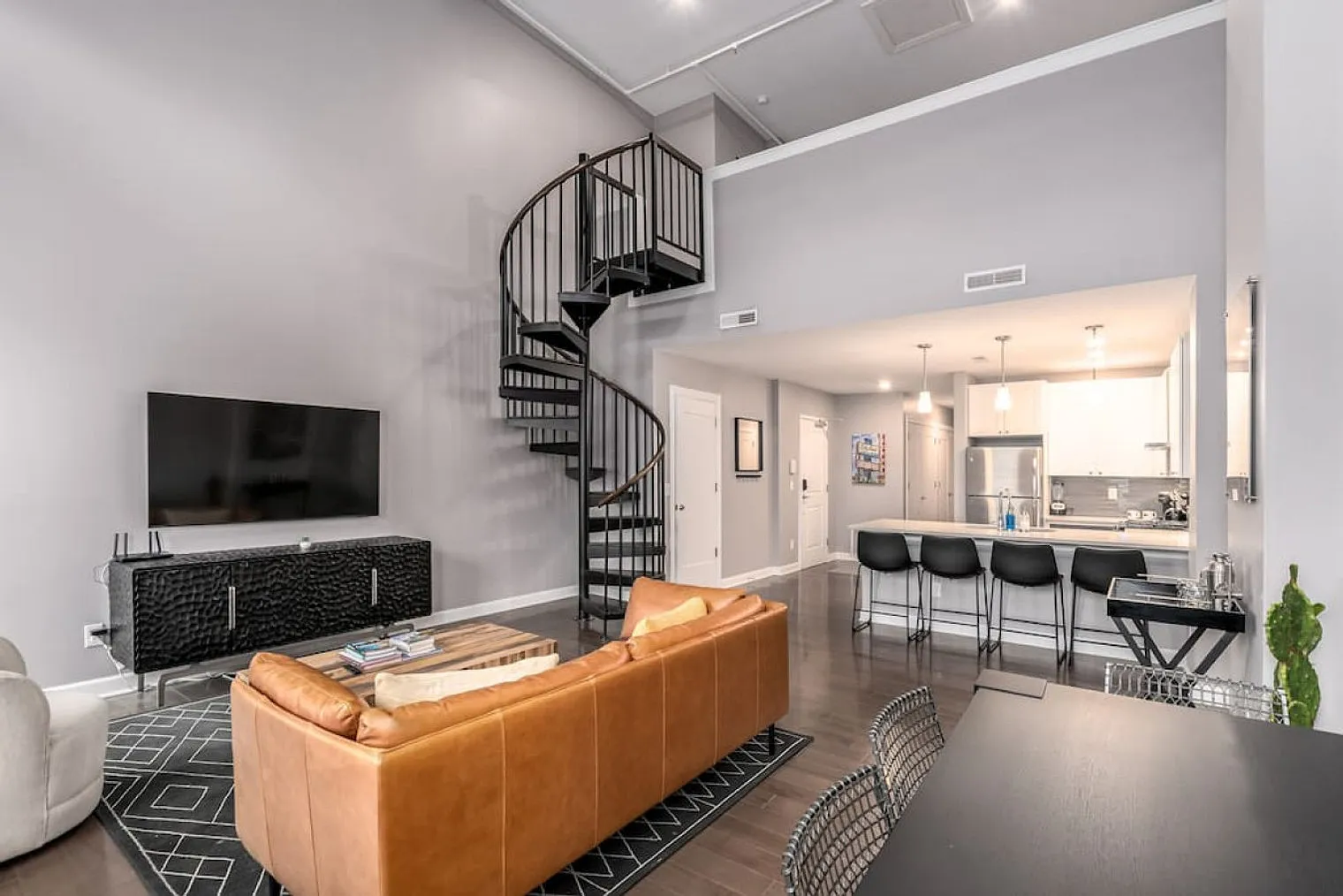 2 bed, 1.0 bath, 1453 sqft, $2,606 — Photo 2