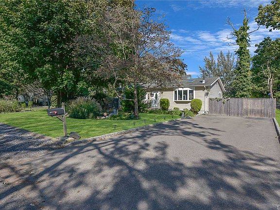 3rd image of 127 Moriches Dr