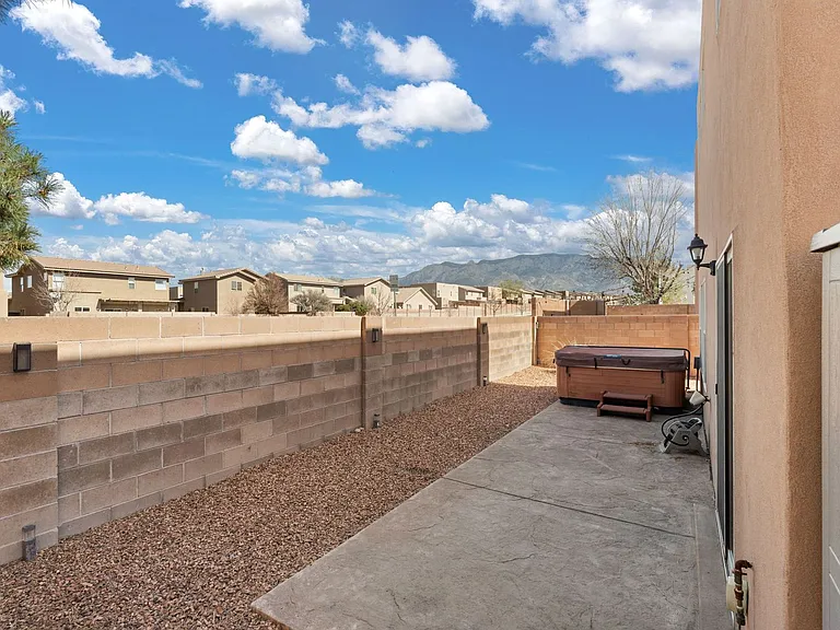 7127 Calle Alegria NE — Photo 32