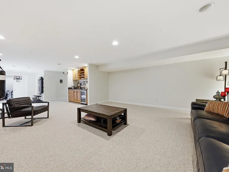 3852 Glasgow Way — Photo 34