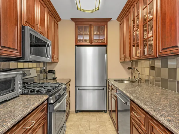 400 East 56th Street image 4 of 25