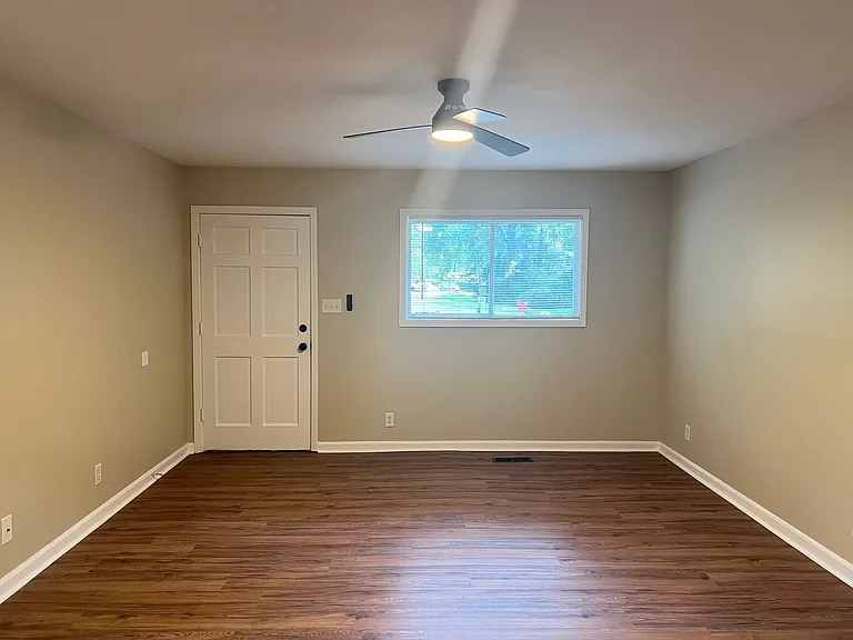 1199 Runnymede Ln — Photo 3