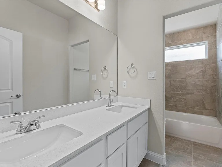205 Riverhill Cv — Photo 17
