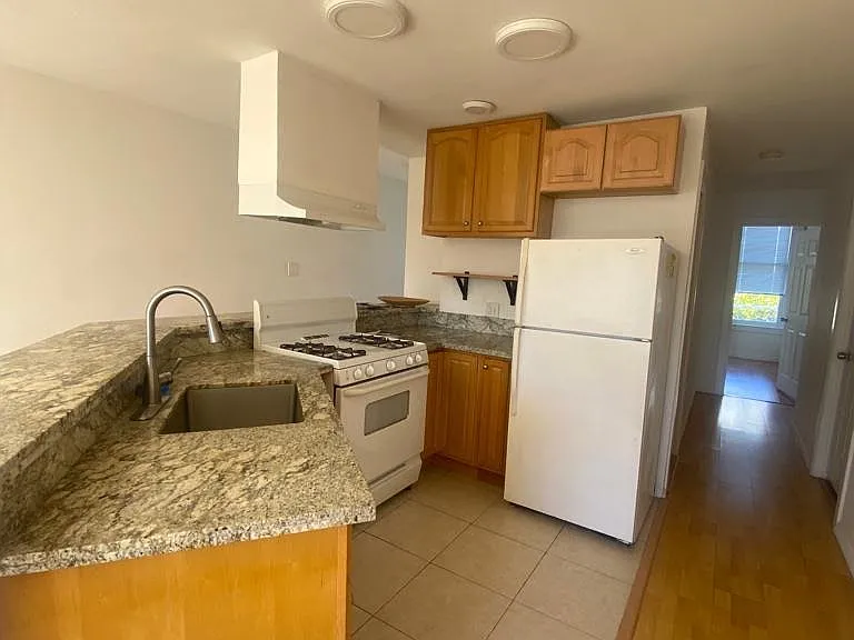 1030 York St — Photo 3