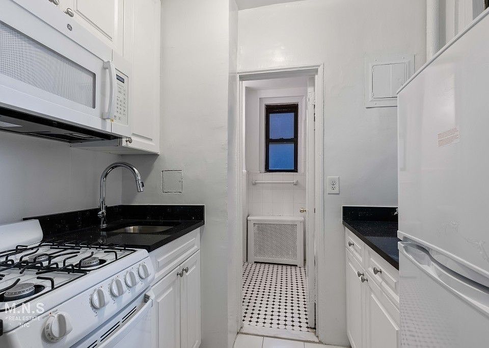 1st image of 237 E 20th St #B2