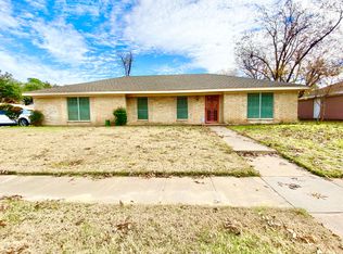 1901 Silver Leaf Dr, Pantego, TX 76013