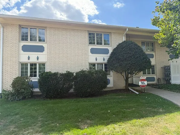 940 17th St APT 3, Moline, IL 61265