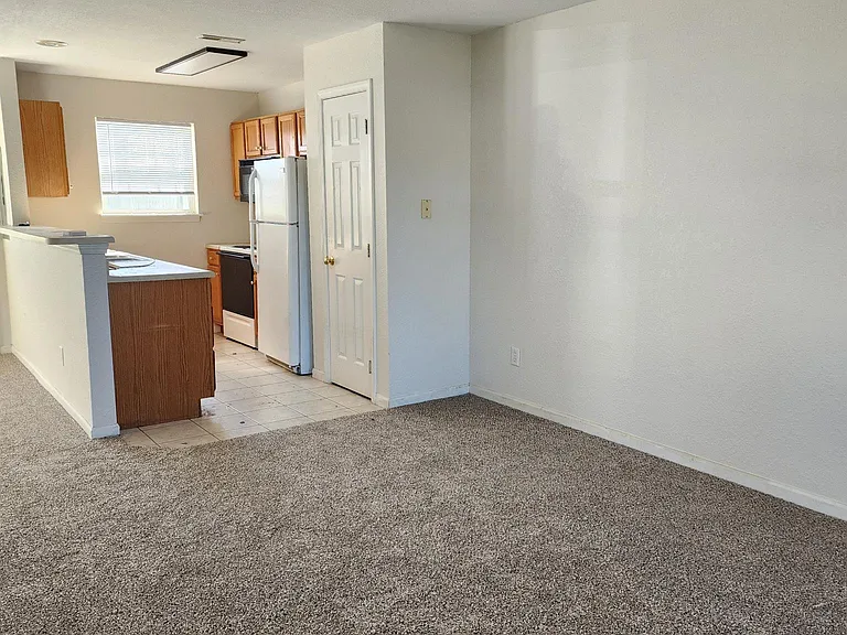 2681 E Oakbrook Dr — Photo 2