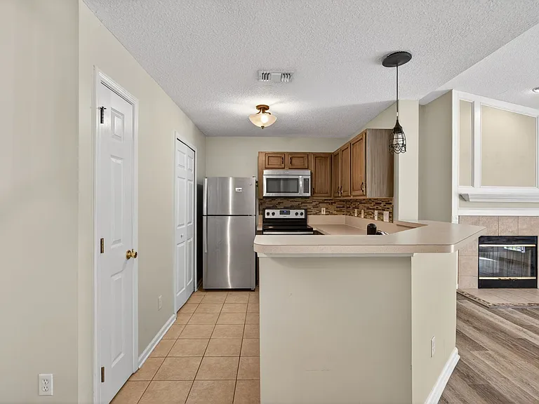 13727 Richmond Park Dr N #105 — Photo 8
