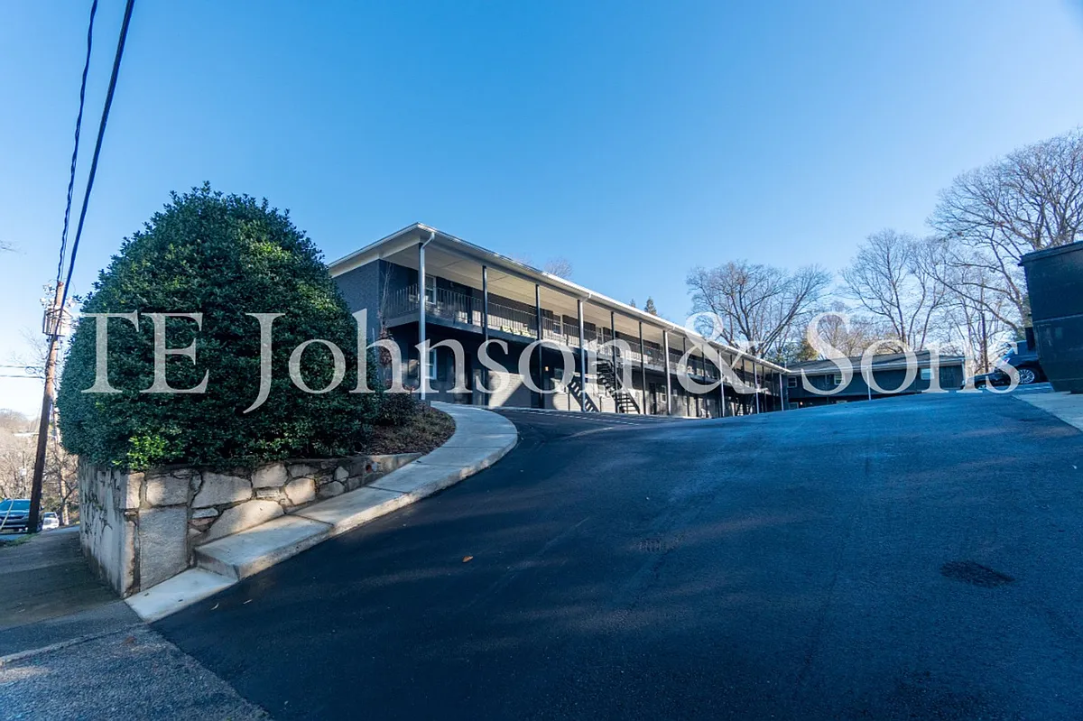 Building Photo - 651 Summit St #X