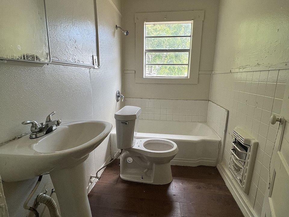 2nd image of 208 N Ross Ave