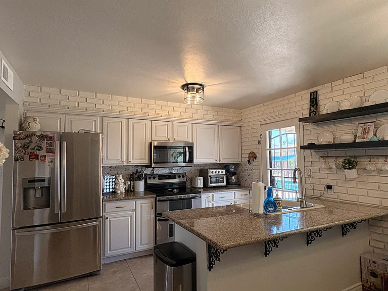 1943 W Coolbrook Ave — Photo 3