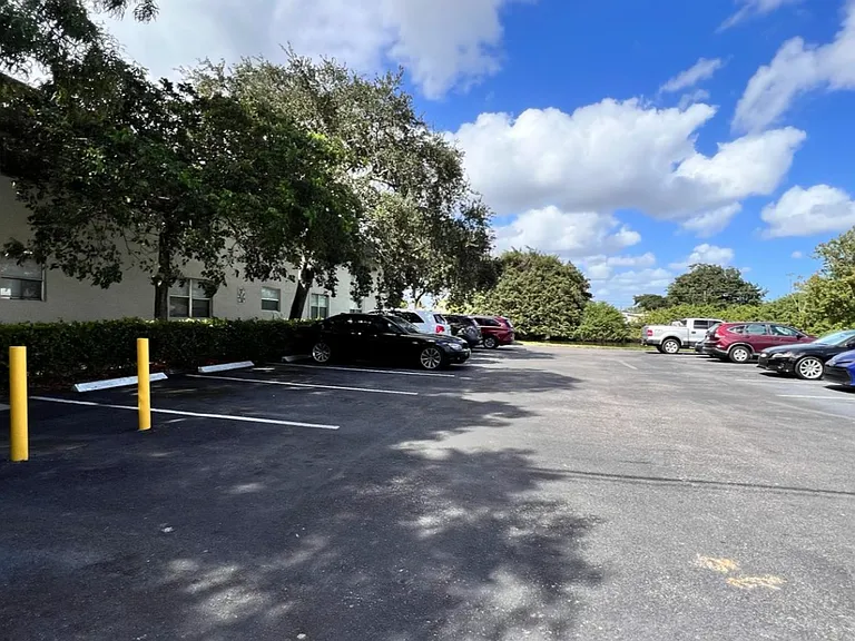 Lakeview Apartments - 5911 SW 41 St — Photo 11