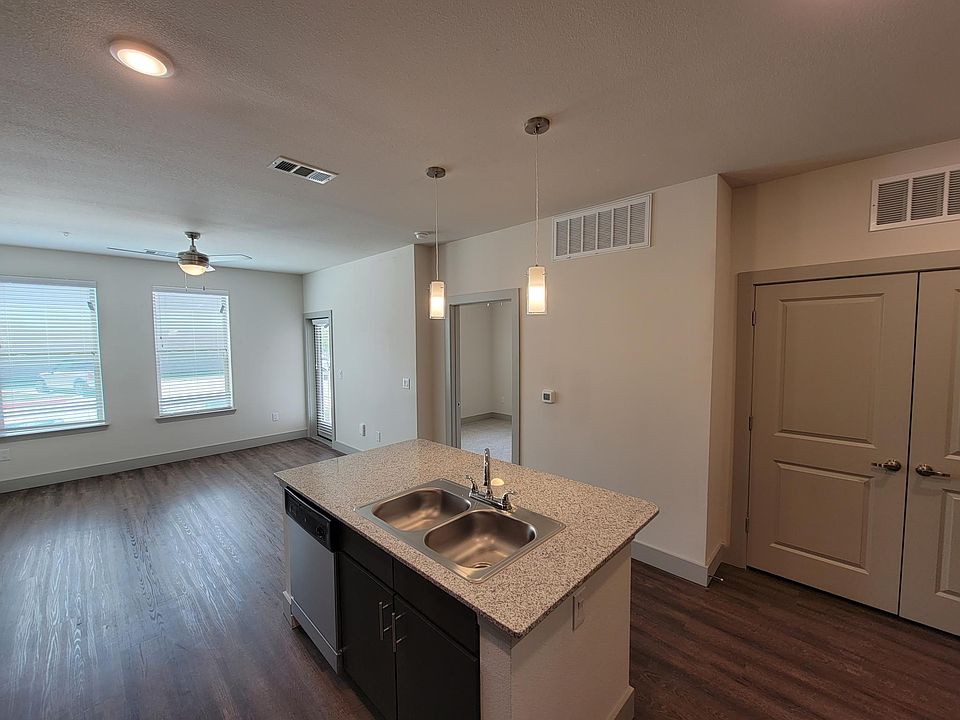 1st image of 700 Barnes Dr