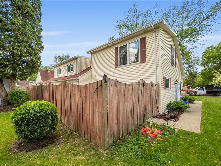 125 Maple Ct #1 — Photo 15