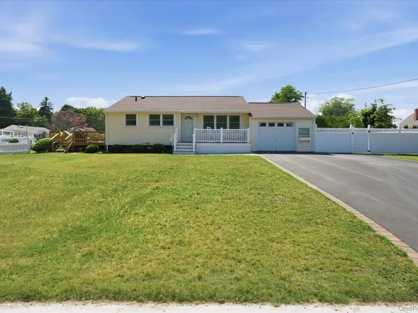 154 8th Avenue, Kings Park, NY 11754