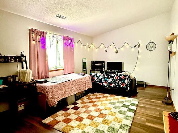3rd image of 805 Woodwind Ct