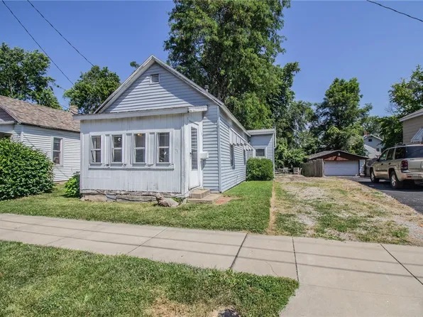 49 Monroe Ave, Charleston, IL 61920