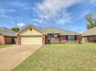409 E Twelve Oaks Ter, Mustang, OK 73064