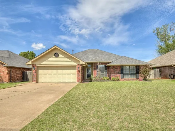 409 E Twelve Oaks Ter, Mustang, OK 73064