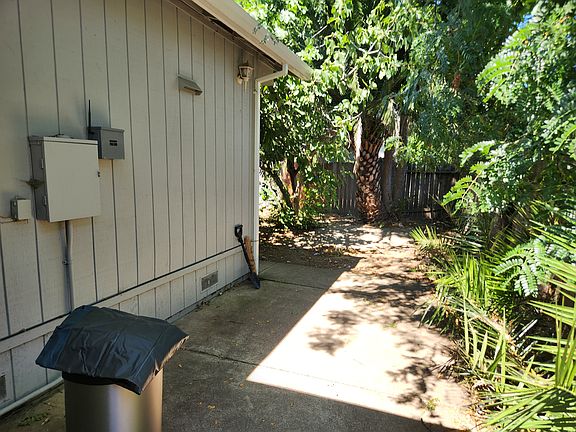 3rd image of 1482 Ash St